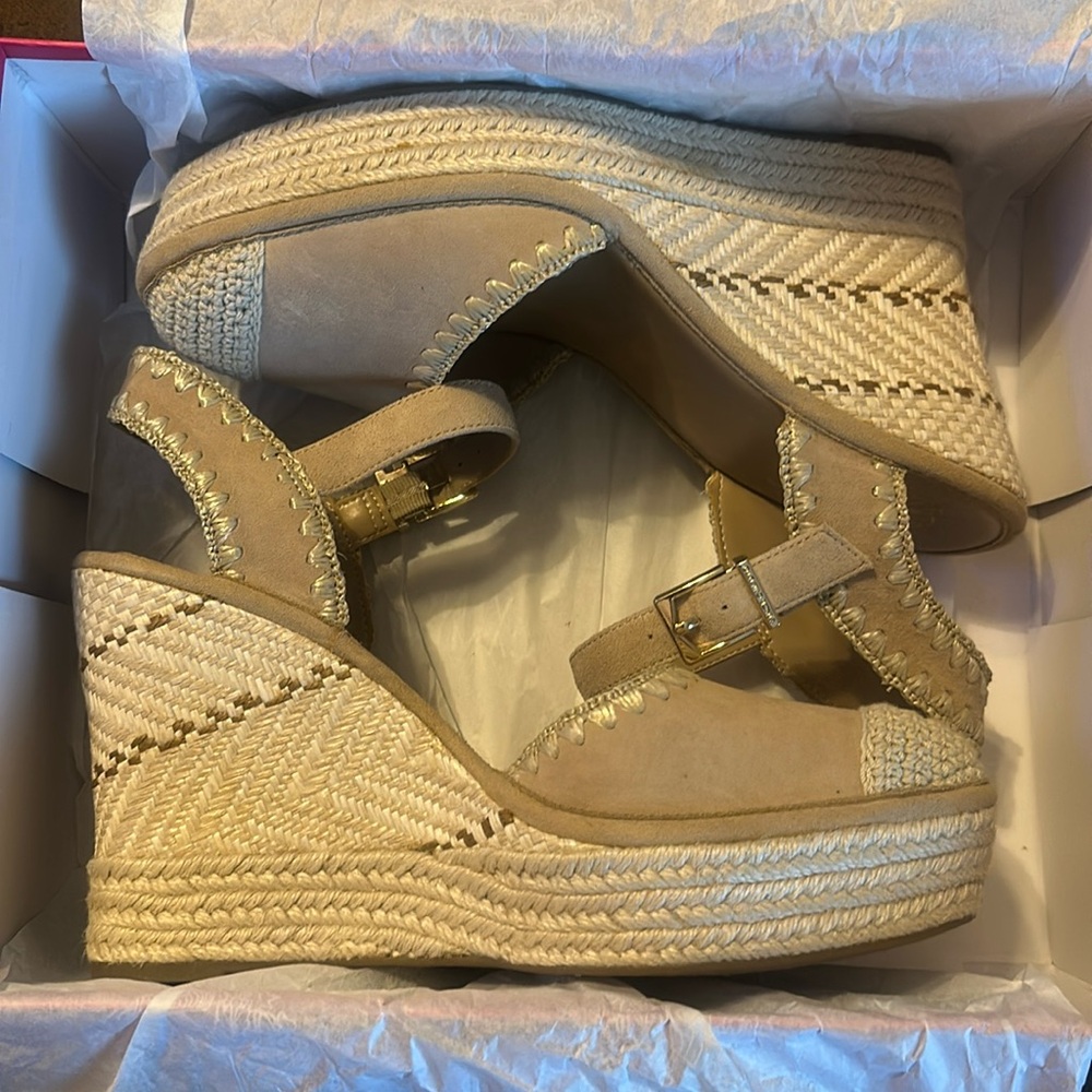 Never worn Vince Camuto sandals. 4’